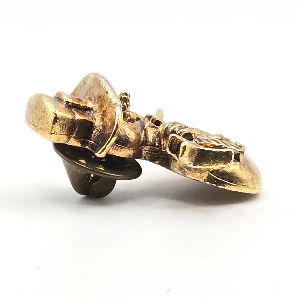 Camco‎ Gold Tone Snowman Pin with Top Hat and Broom Vintage
